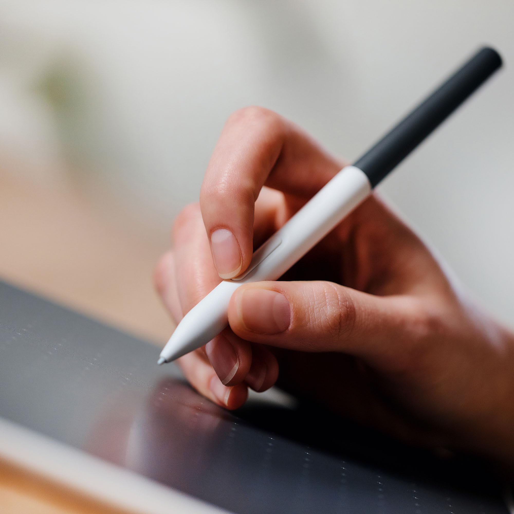 wacom-one-stylet-standard-sensible-la-pression-blanc-gris image 3